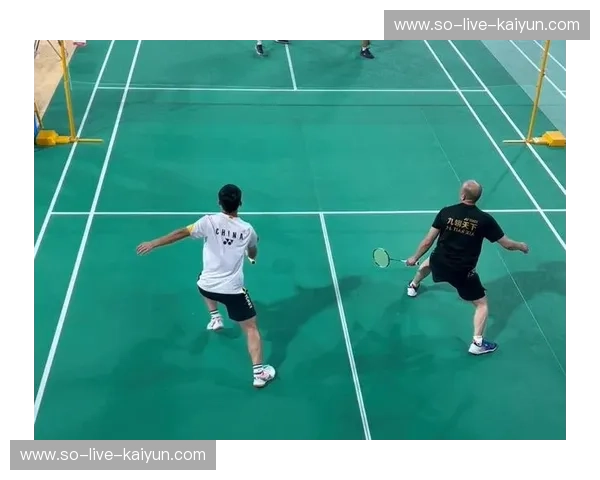 羽毛球全场录像：用镜头放大你的每一次起跳与回防